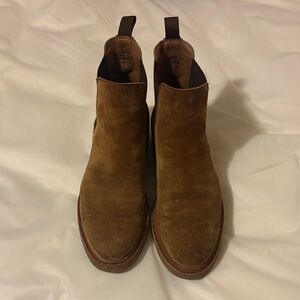 FRYE AND CO. Tan Suede Chukka Boots